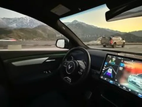 Vụ tài xế VF8 'nhảy' khỏi ghế lái, mặc xe tự chạy: Minh chứng thực tế 1 điều Tesla, VinFast, Peugeot đều thất bại?