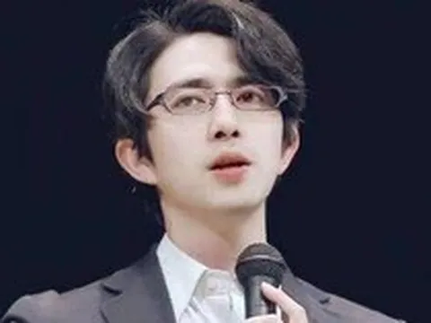 Khiến dân mạng chao đảo nhờ ngoại hình "nam thần", diện mạo sau 4 năm của giáo sư đẹp trai nhất Nhật Bản gây bất ngờ