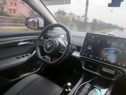 Clip TNGT: Tài xế VinFast VF8 nhảy khỏi ghế lái, mặc kệ cho xe tự vận hành trên cao tốc