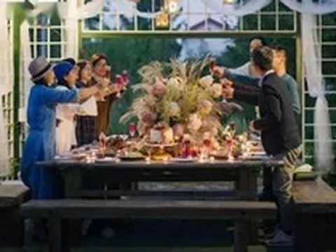 14 người bạn thân góp 10 triệu đồng/tháng thuê biệt thự sống chung, cùng nghỉ dưỡng, tận hưởng cuộc sống thảnh thơi, tự "cứu mình" khỏi tuổi già