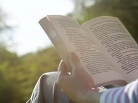 Từ vực sâu phá sản, trở thành triệu phú: ‘Tôi đọc sách mỗi ngày’