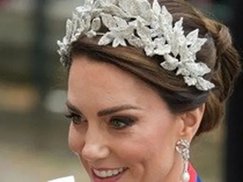 Kate Middleton đeo vòng cổ của Nữ hoàng Elizabeth, hoa tai của Công nương Diana trong lễ đăng quang của Vua Charles III