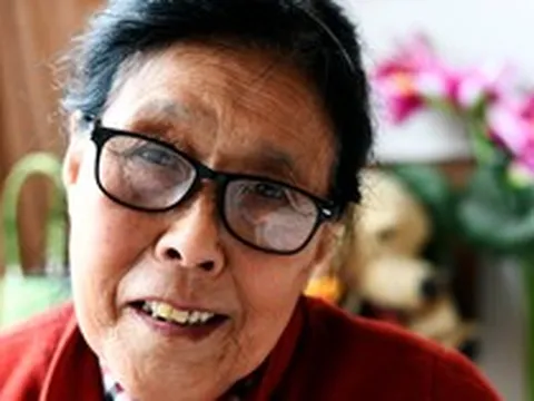 Bà lão 70 tuổi bật khóc: Sau khi tiết lộ quỹ tiết kiệm với con, cuộc đời trở nên khốn đốn, đúng là có những chuyện "sống để bụng, chết mang theo"