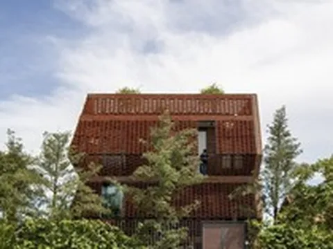 Ấn tượng với biệt thự chỉ dùng ngói để làm mặt tiền