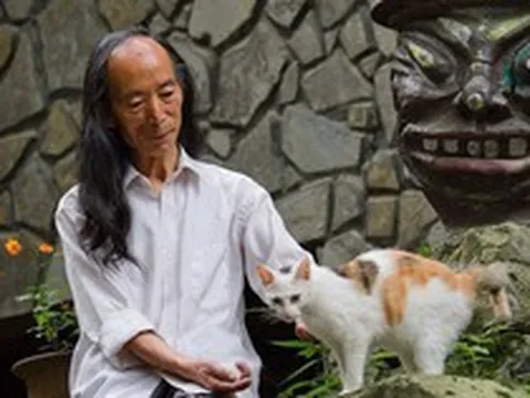 Người đàn ông 56 tuổi bỏ việc lương cao lên núi sống ẩn dật, bị coi là khùng điên: Năm 76 tuổi giàu ‘nứt đố đổ vách’, ai cũng kính phục!