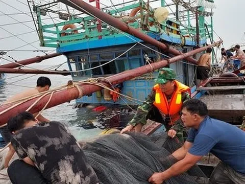 Giông lốc lúc rạng sáng đánh chìm 9 thuyền nan, 1 người mất tích