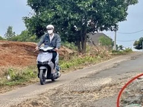 Cận cảnh tuyến đường gần 2km 'vá chằng vá đụp' bằng vải, bao bố ở Gia Lai