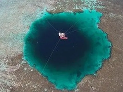 Hố xanh khổng lồ được phát hiện: Con người chưa đủ khả năng khám phá