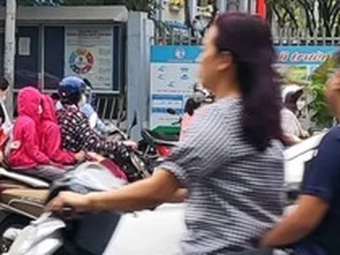 Nhiều phụ huynh Hà Nội không đội mũ bảo hiểm, lượn lách trong giờ tan tầm đi đón con