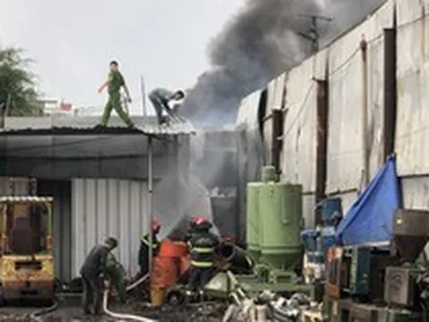 Nhiều người ôm tài sản tháo chạy trong vụ cháy ở quận Bình Tân