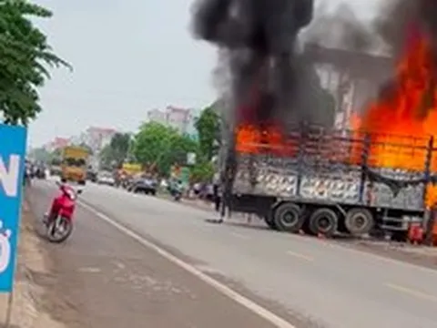 Clip: Xe tải bất ngờ bốc cháy dữ dội, tài xế có hành động dũng cảm khiến người đi đường cảm thán