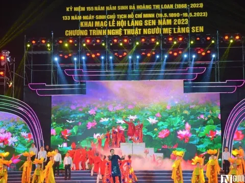 Người dân đội mưa đến xem chương trình nghệ thuật "Người mẹ làng Sen"