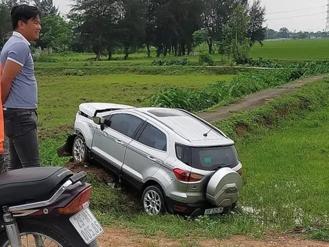 Đằng sau những bức ảnh TNGT: Ford Ecosport lao xuống ruộng, "vỡ đầu, bung túi khí"
