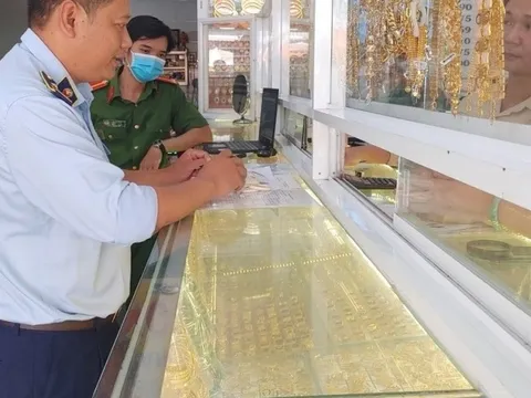 Kiên Giang: Kiểm tra cửa hàng kinh doanh trang sức nghi làm từ ngà voi