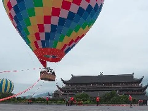 Du khách thích thú với loạt hoạt động tại Tam Chúc: Từ bay khinh khí cầu, thưởng thức trà đạo đến giải chạy ‘hóa trang’ độc nhất vô nhị