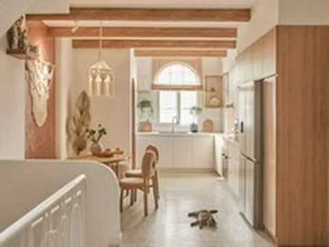 Căn nhà theo phong cách Địa Trung Hải, với thiết kế màu trắng là gam màu chủ đạo nhưng vẫn nổi bần bật ở TP. HCM