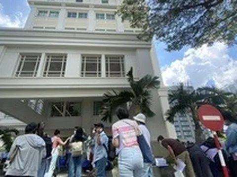 Cả trăm khách hàng đến trụ sở Manulife đòi hủy gói "Tâm an đầu tư"