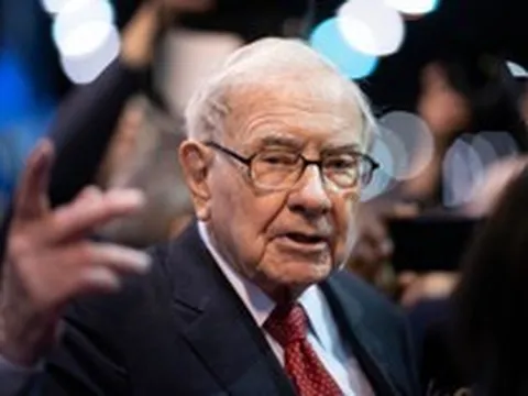 Tỉ phú Warren Buffett nhắc nhở: 'Đàn ông càng BẤT TÀI, vô tích sự thì càng hào phóng 3 việc này'