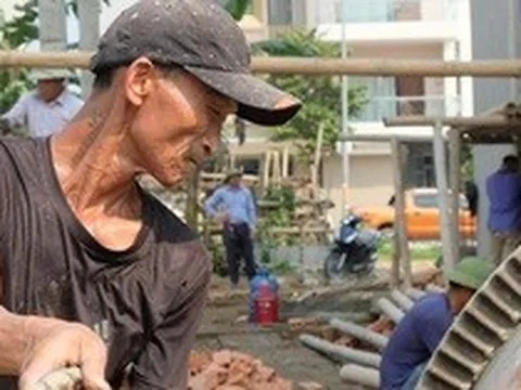 Người lao động mưu sinh dưới tiết trời nắng như đổ lửa