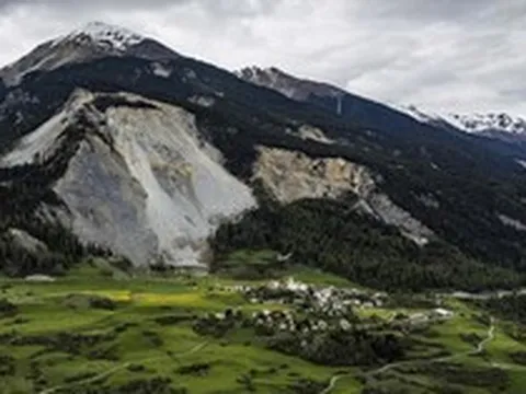 Người Thụy Sĩ phải bỏ cả ngôi làng đẹp như tranh vẽ đầy tiếc nuối