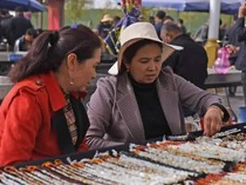 Kỳ lạ khu chợ đá quý được mệnh danh là "quê hương của các loại ngọc": Trang sức giá trị vài trăm triệu được mua bán lộ thiên như rau