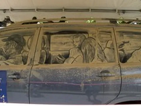 Họa sĩ vẽ từ bụi ô tô: Mona Lisa trên nền tranh Picasso