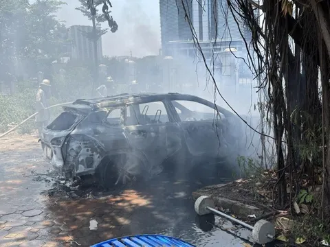 Ôtô bất ngờ bốc cháy dữ dội trong khuôn viên trung tâm TDTT