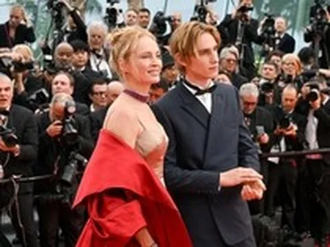 Mỹ nam gây chú ý nhất lễ khai mạc LHP Cannes 2023 vì nét lãng tử, có bố mẹ là sao hạng A đình đám