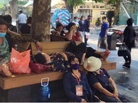 Người bệnh, người nhà mệt mỏi chờ khám dưới cái nắng hơn 40 độ C ở Hà Nội