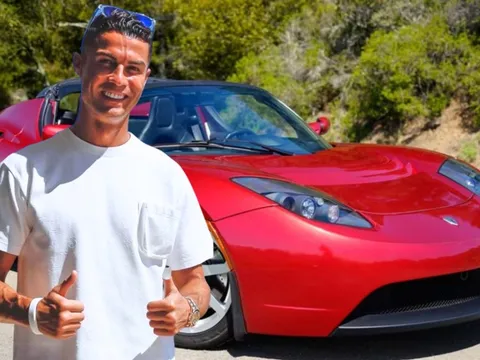 "Khai quật" bộ 3 xe Tesla hiếm bị bỏ xó 13 năm trong container, có giá tương đương một thứ mà Ronaldo hay dùng