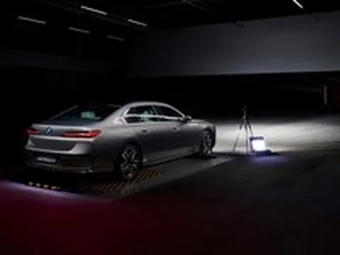 BMW khoe căn hầm thử đèn ô tô bí mật dài hơn sân bóng đá