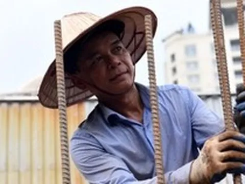 Công nhân căng mình làm việc trong nắng nóng trên công trường mở đường Âu Cơ
