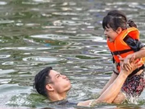 Trời nắng, phụ huynh đưa con nhỏ ra bơi ở ao làng