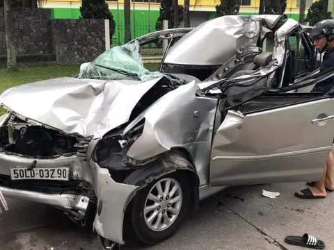 Đằng sau những bức ảnh TNGT: Toyota Innova biến dạng vì đâm đuôi xe tải
