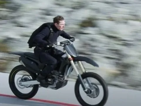 Cận cảnh màn lao xe qua vách núi đầy mạo hiểm của tài tử Tom Cruise ở phim mới