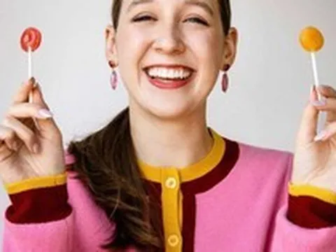 Khởi nghiệp khi học lớp 9, cô bé sở hữu thương hiệu kẹo doanh thu chục triệu USD/năm, hiện vừa đi học vừa làm CEO ở tuổi 17