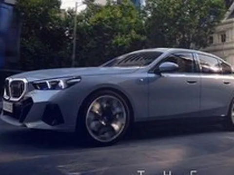 BMW 5-Series 2024 lộ thiết kế hoàn chỉnh: Đèn to, lưới tản nhiệt lớn phát sáng