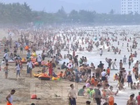 Nắng nóng khốc liệt, hàng vạn người đổ về biển Cửa Lò