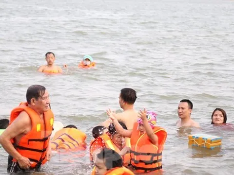 Nắng nóng 40 độ C, người dân đưa con ra sông Lam tắm 'giải nhiệt'