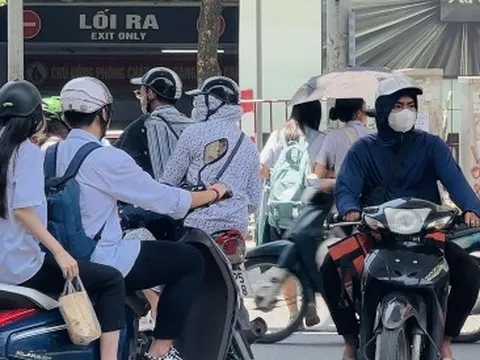 Cầu Giấy (Hà Nội): Xe máy ngang nhiên “lấn chiếm” lối qua đường của người đi bộ