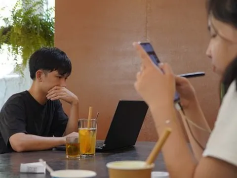 Kiệt sức vì mạng xã hội: "Lướt" gần 7 tiếng mỗi ngày