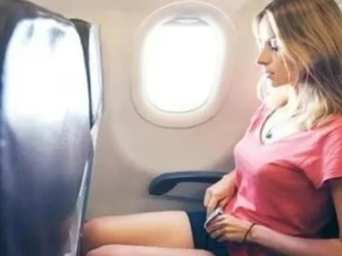 Vì sao đi máy bay không nên mặc váy ngắn?
