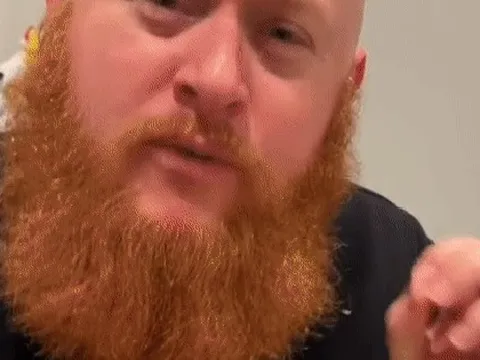 Khách Tây thưởng thức một món bún dân dã của người Việt rồi nhận xét: "Nó có hương vị độc nhất!"