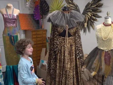 Cậu bé 4 tuổi đòi chơi ma-nơ-canh, 7 tuổi trở thành nhà thiết kế vang danh thế giới