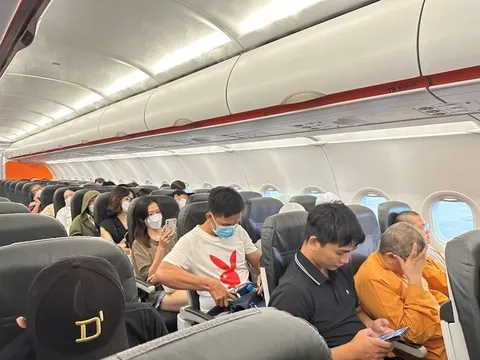 Hàng chục chuyến bay chuyển hướng, delay do thời tiết xấu tại Tân Sơn Nhất