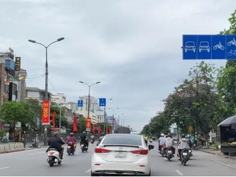 Xe máy, ô tô ngang nhiên lấn đường, tiềm ẩn nguy cơ tai nạn