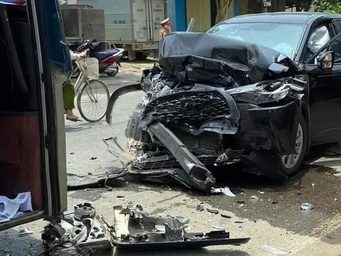 Đằng sau những bức ảnh TNGT: Lấn làn vượt ẩu, Toyota Corolla Cross đối đầu với xe khách