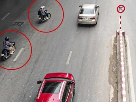 Hà Nội: Dòng xe máy vô tư cắt mặt ô tô đang xuống dốc để đi ngược chiều