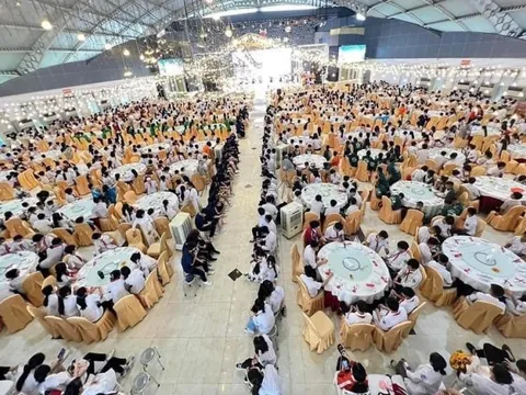 Xôn xao hình ảnh lễ tổng kết năm học "hoành tráng"
