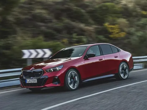 BMW 5-Series 2024 ra mắt: Dài hơn 5m, thiết kế ngày càng như xe Hàn